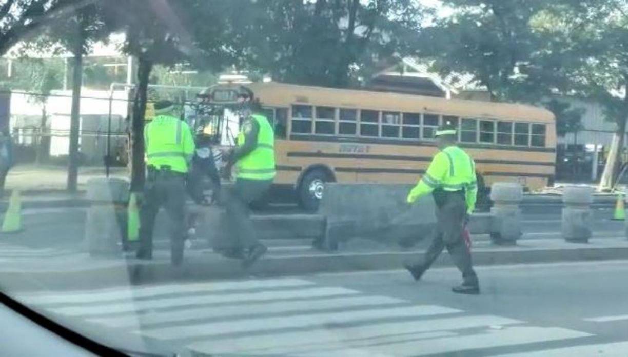 La labor de los policías fue grabada por un conductor.