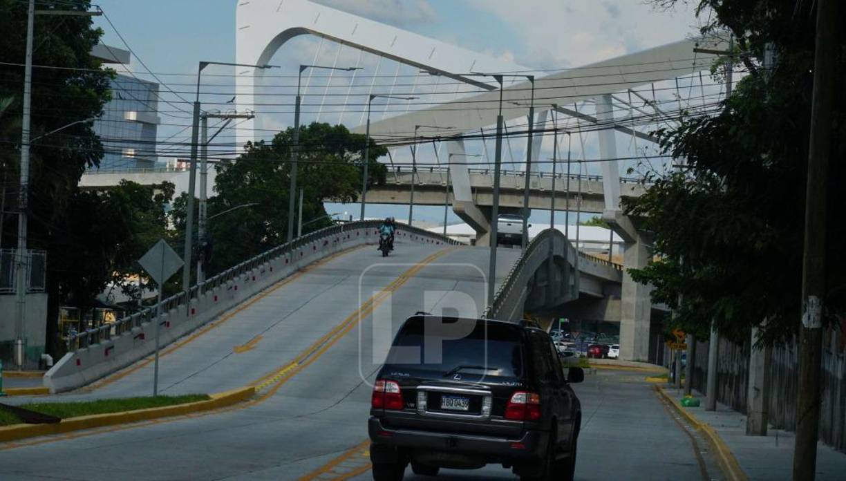 A un costo de 166 millones de lempiras y está ubicado en la intersección de los bulevares Mario Rivas y José Peraza. Su modernismo y diseño dan otra cara a la ciudad, es el último puente habilitado en la ciudad construido con fondos municipales.