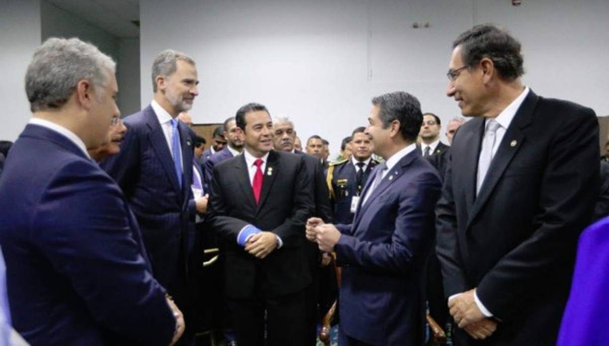 'Amena plática con los mandatarios de países hermanos previo a la ceremonia de traspaso de mando al presidente electo de Panamá @NitoCortizo; coincidimos con el rey Felipe VI de España sobre el crecimiento de Latinoamérica y de sus pueblos', escribió el mandatario hondureño en Twitter.