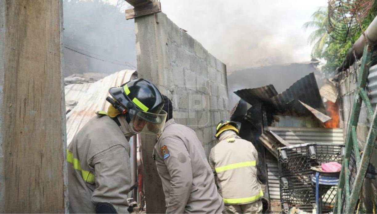 Además de eso, el vocero de los bomberos reveló que la dama fue hallada completamente desnuda y la niña solo tenía puesto un pañal.