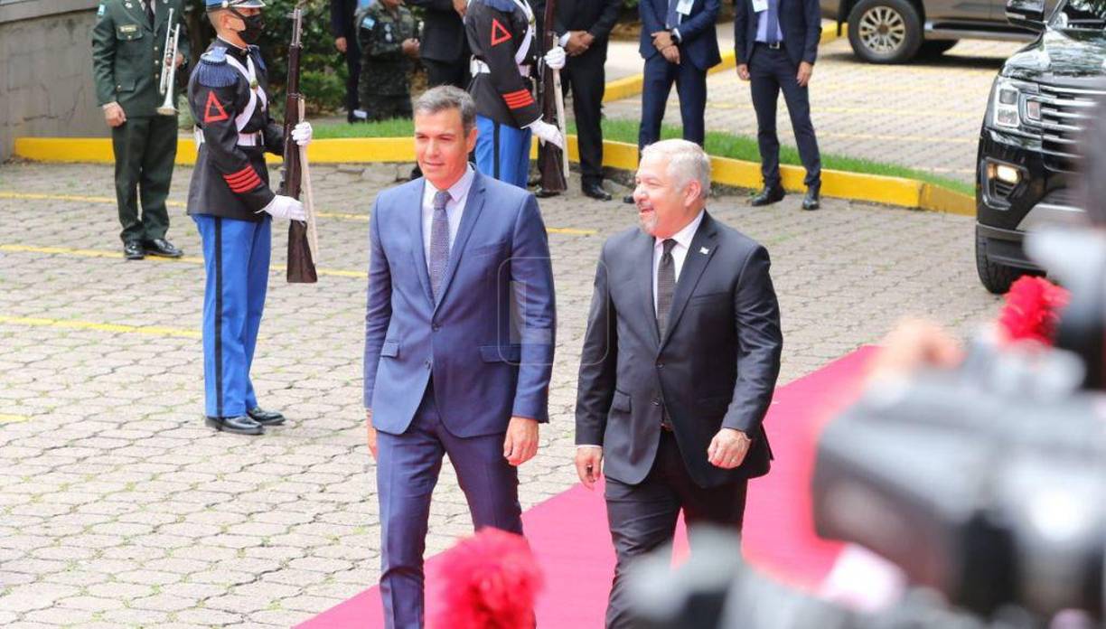 Al bajarse del vehículo, el canciller Enrique Reina, lo recibió y lo acompañó hacia donde estaba Castro para dar inicio a la reunión bilateral.