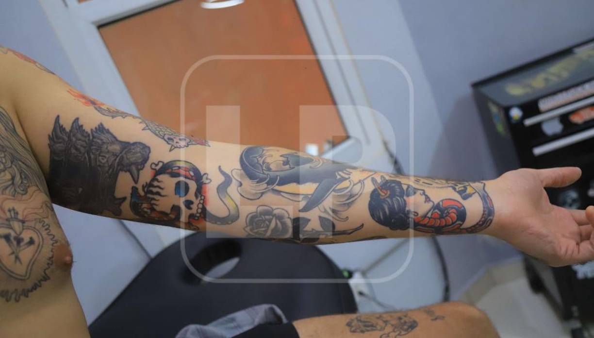 Solo en Tabu se tatúan una media de 40 personas en un día movido, predominan los pequeños diseños minimalistas.