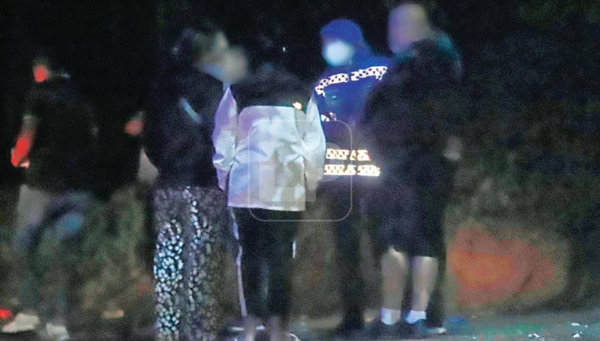 Según testimonios recogidos por este medio, bandas de policías asaltantes operan y exprimen los bolsillos de los ya golpeados y sufridos foráneos. Los oficiales ya tienen identificados los buses donde viajan y los detienen en la madrugada en un retén policial en La Ceibita, Santa Bárbara, para aplicarles un cobro ilegal de hasta 100 dólares para dejarlos continuar.