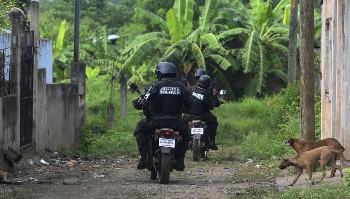 La Policía Nacional detalló que tiene unidades especiales trabajando con la Fuerza Nacional Antimaras (FNAMP) en operaciones contra las pandillas “para contrarrestar el índice de homicidios debido a que está detectado que dicha agrupación criminal está detrás de la mayoría de muertes que han estado ocurriendo” en las últimas semanas, dijo, en alusión a la MS-13.