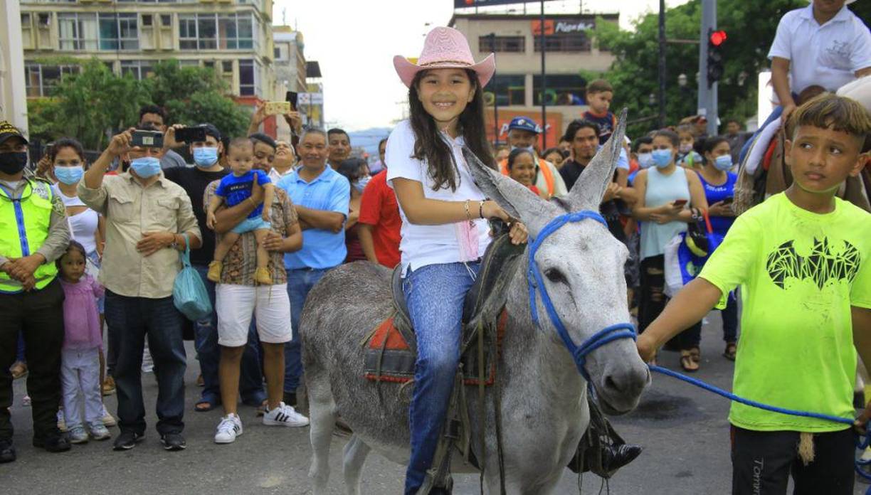 Otra pequeña y alegra jinete. 