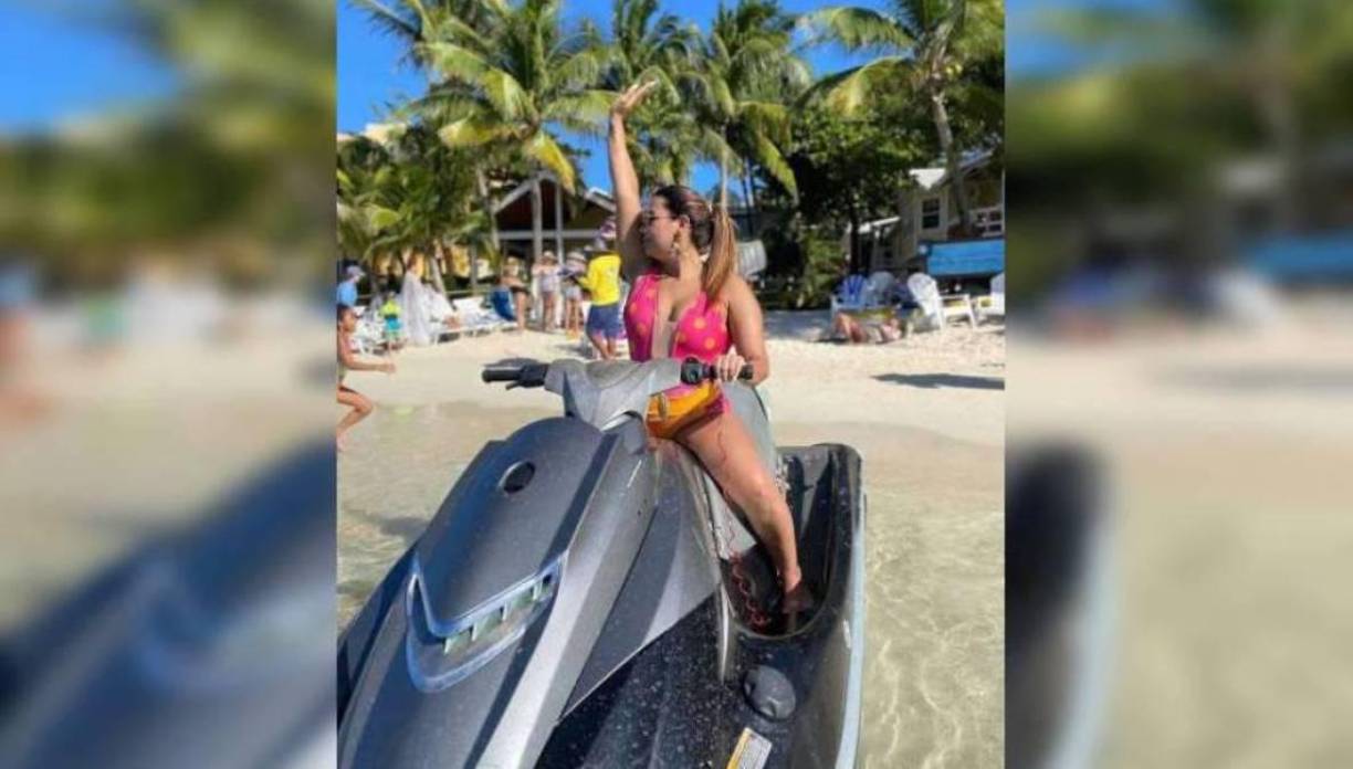 “(...) También el traje de baño con el que sale en la foto de la jetski”, agregó.