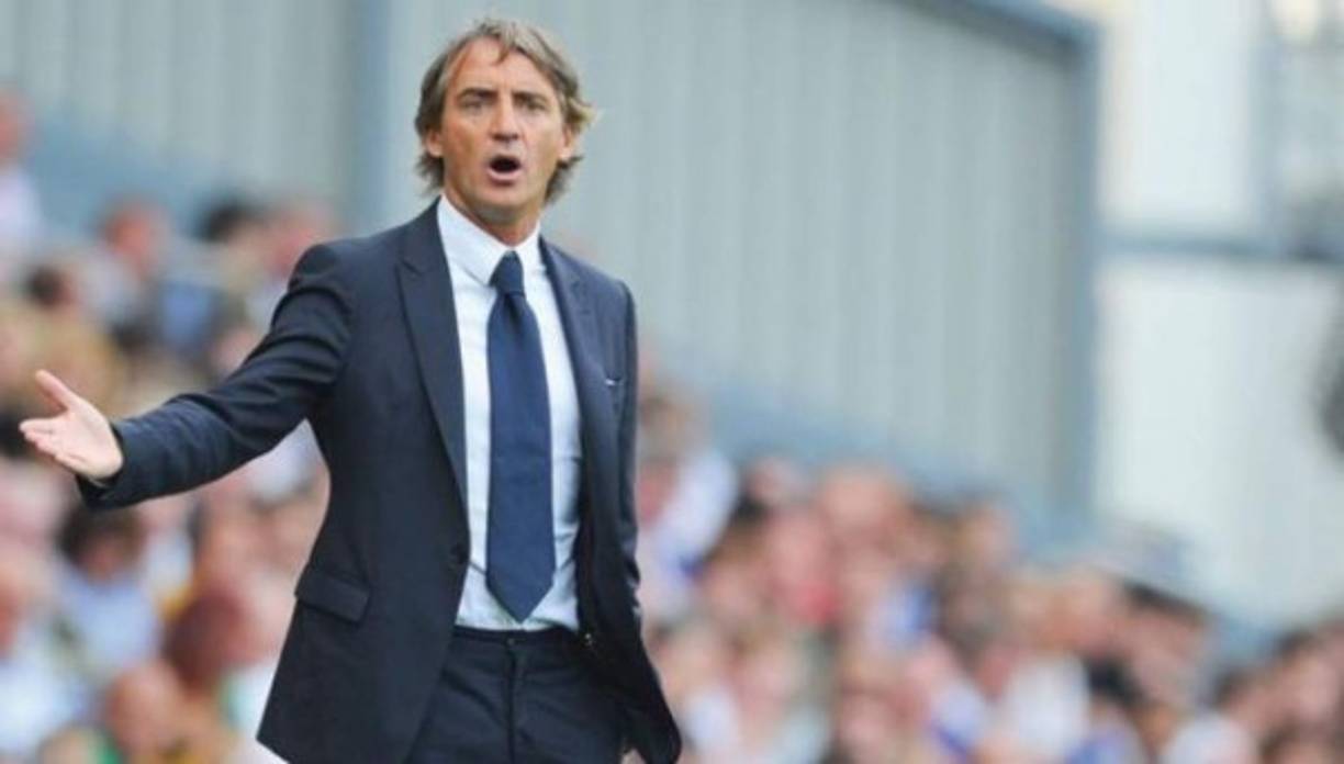 'Nunca olvidaré un día tan emocionante, especialmente ahora. Ese domingo llegó Maradona al vestuario y yo no había marcado pero me regaló su camiseta. La última del Napoli. De inmediato escribió una dedicatoria para mi hijo Filippo. Aún la guardo con orgullo y pasión” afirmó Roberto Mancini, actual seleccionador de Italia que tiene la última camiseta que Maradona usó en el Nápoles.