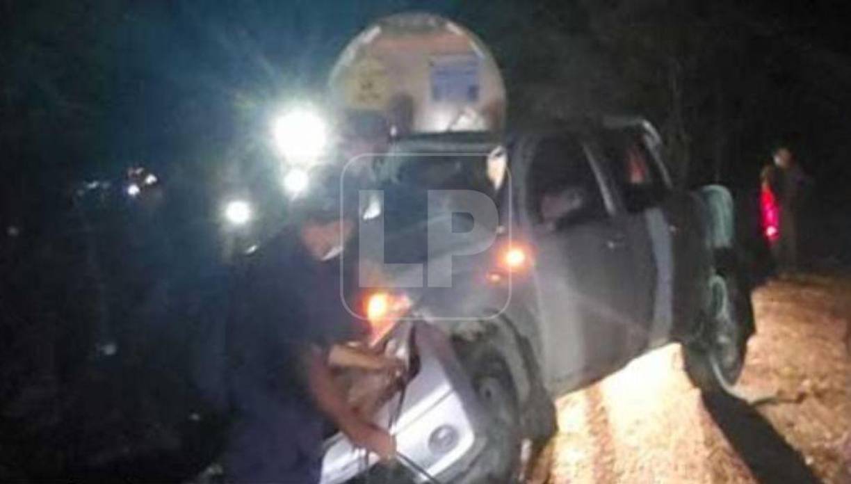 El vehículo con placas hondureñas HDA 3516 chocó con fuerza contra un árbol.