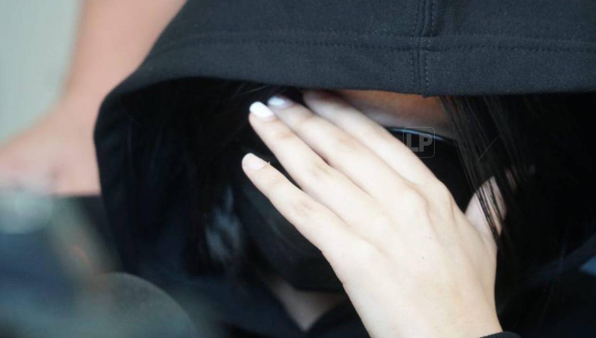 La joven Daniela estuvo hospitalizada luego de la golpiza y llegó a la audiencia usando una silla de ruedas.