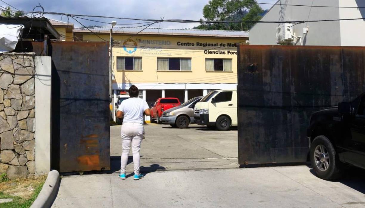 Familiares de Néstor Enamorado llegaron ayer a Medicina Forense para reclamar el cadáver.