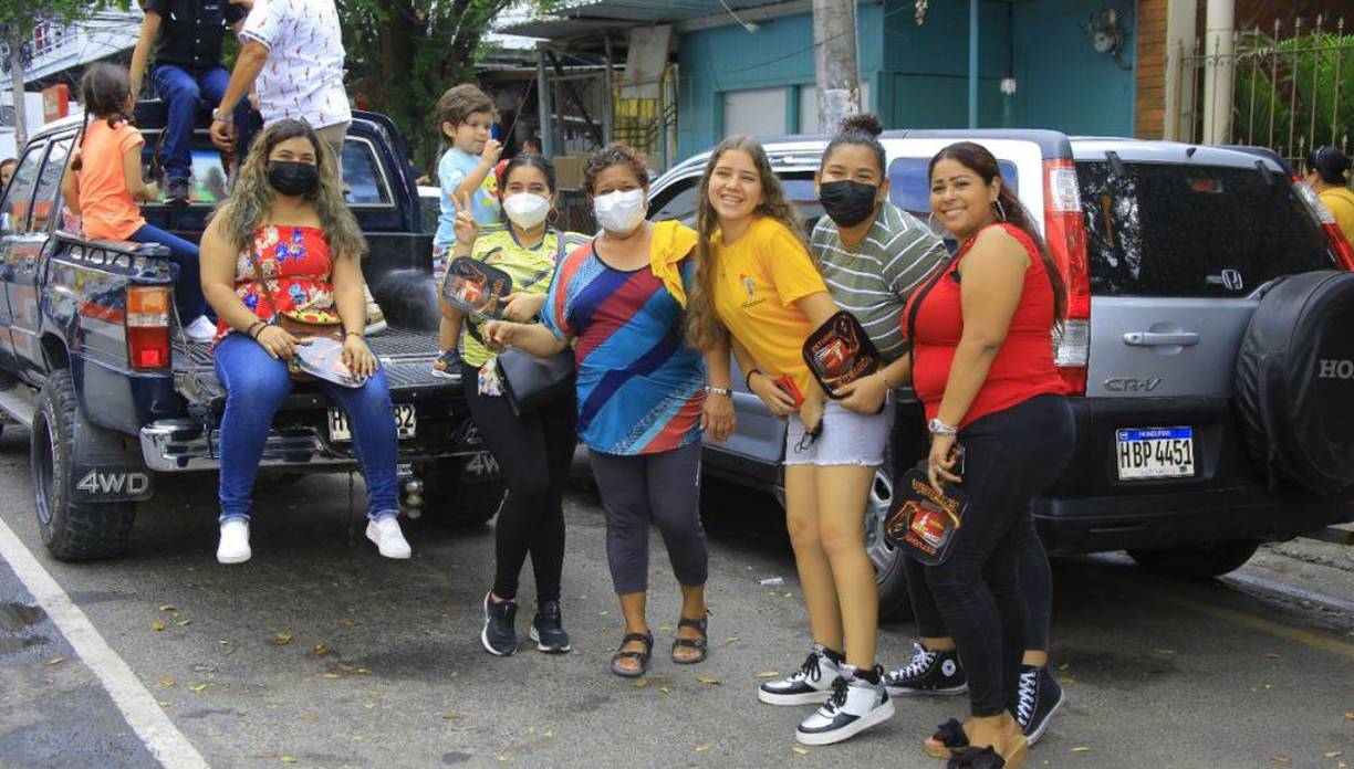 Esta familia llegó junta a presenciar el desfile.