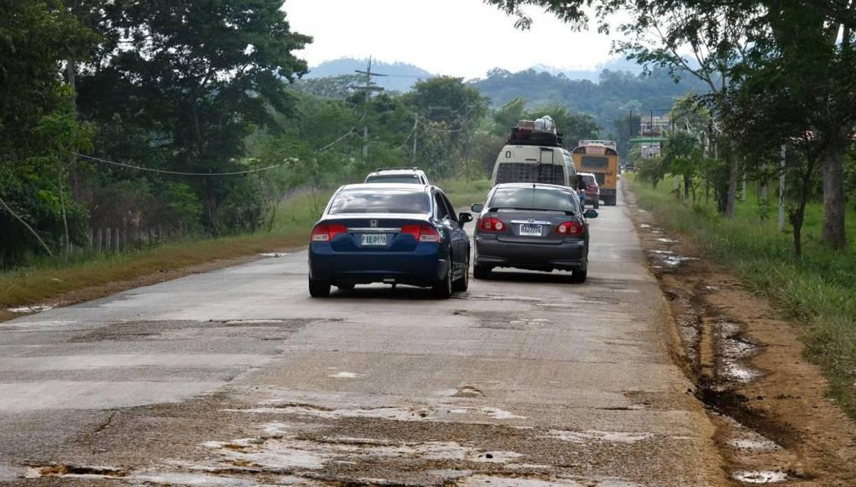 Por otro lado, el impacto del mal estado de las carreteras le está pasando factura a los empresarios que viven del turismo.Carlos Hernández, dueño de Finca Monte Carlo en Gualcinse, Lempira, señala que lo primero que los potenciales visitantes preguntan antes de reservar un salón o las cabañas de montaña que ofrece en su complejo es cómo está la carretera.Debido a que no se les puede mentir, han dejado de recibir visitantes de otros municipios cercanos y de departamentos como Intibucá, Copán y Ocotepeque.