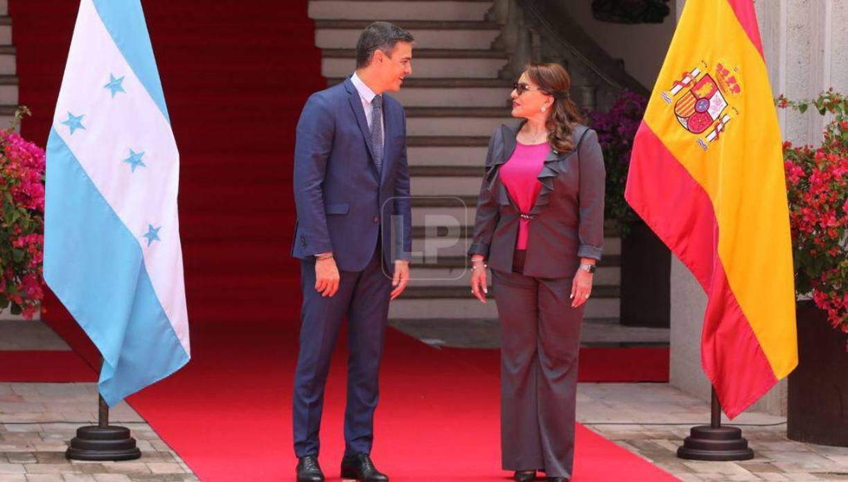 Luego de un cordial saludo, ambos mandatarios escucharon la entonación de los himnos de ambas naciones y luego se trasladaron al Altar Q de casa de gobierno.