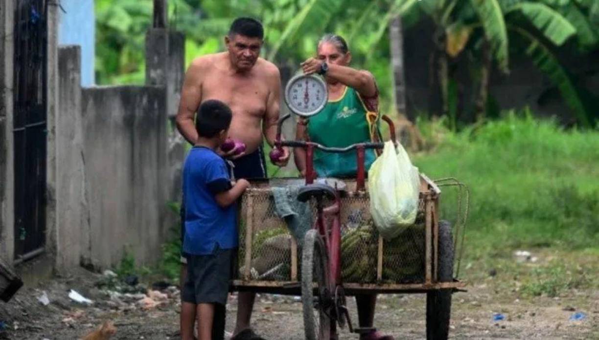 Antes de la llegada de la Policía Militar al barrio “no aguantábamos, como pueblo de Chamelecón, vivir en zozobra, disparos en cualquier rato, pin, pin, pin... tal vez los niños jugando, uno comiendo... durmiendo”, explicó a la AFP el ciudadano Marvin García, de 52 años, quien vive del lado que domina la MS-13.