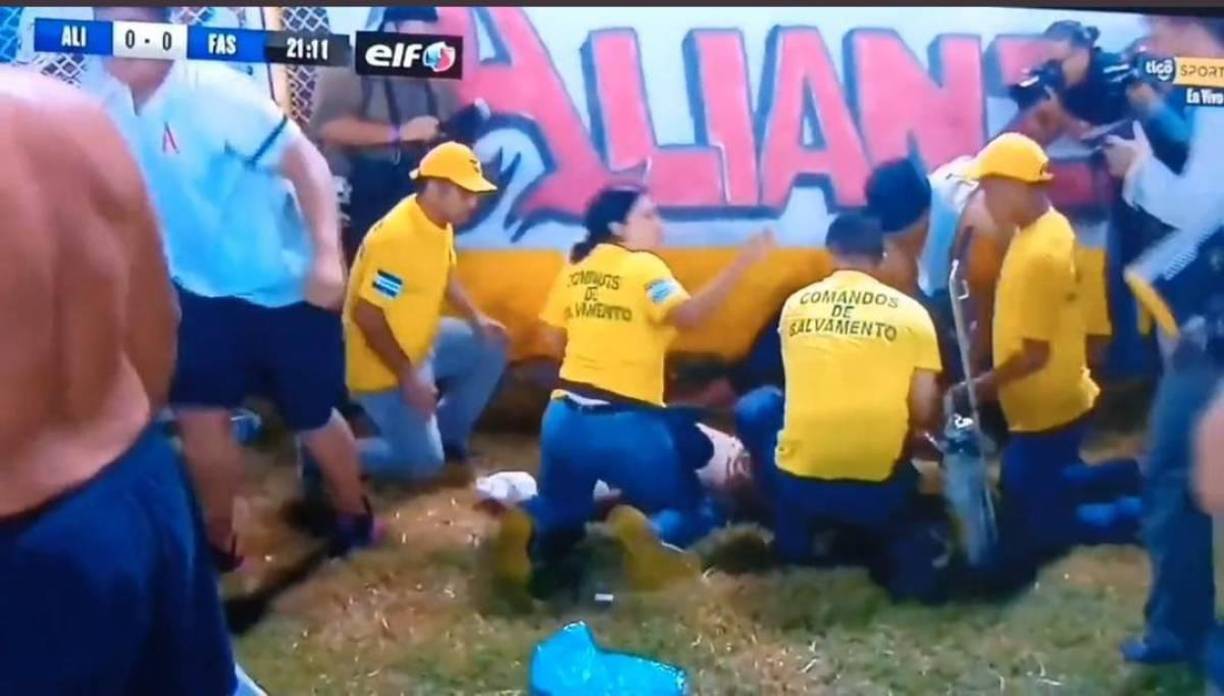 En cuanto a las personas auxiliadas dijo que “preliminarmente se manejan más de 500 atenciones” que se concentraron en el sector de “sol popular” del estadio, con capacidad para unas 35.000 personas, ubicado en el sector suroeste de San <b>Salvador</b>.