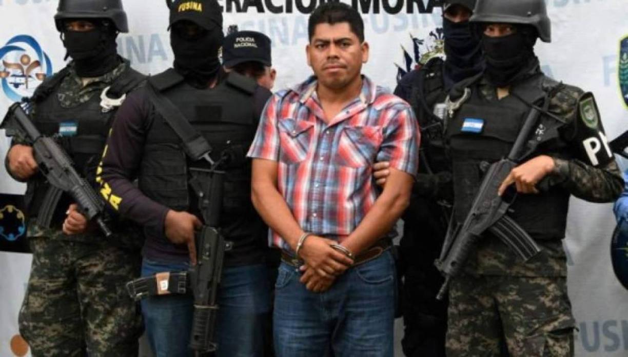 20.- Arístides Díaz DíazFue capturado el 29 de julio del 2018 en una aldea del Municipio de la Florida en el Departamento de Copán. Fue solicitado por la Corte del Distrito Este del Estado de Virginia. USA lo acusó de dos delitos de Conspiración para distribuir al menos 5 kilogramos o más de cocaína con conocimiento que sería importada ilegalmente a Estados Unidos. Y un delito de Conspiración por actividades relacionadas al lavado de activos. El 13 de septiembre de 2018 un juez de extradición de primera instancia decidió conceder la extradición, la cual fue ejecutada el 6 de noviembre.