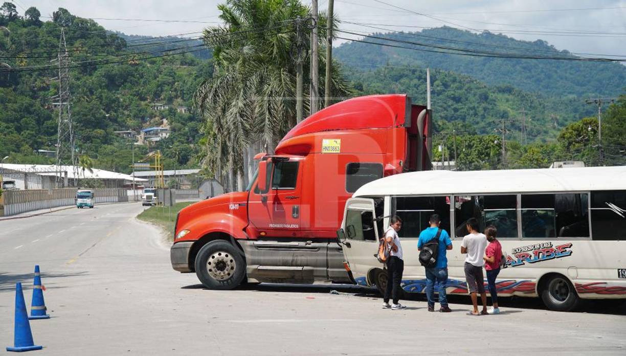 Varias mujeres de edad avanzada quedaron atrapadas al interior del autobús, gritando desesperadamente por ayuda. El conductor, que resultó ileso tras la fuerte colisión, trató de auxiliar a los pasajeros lesionados.