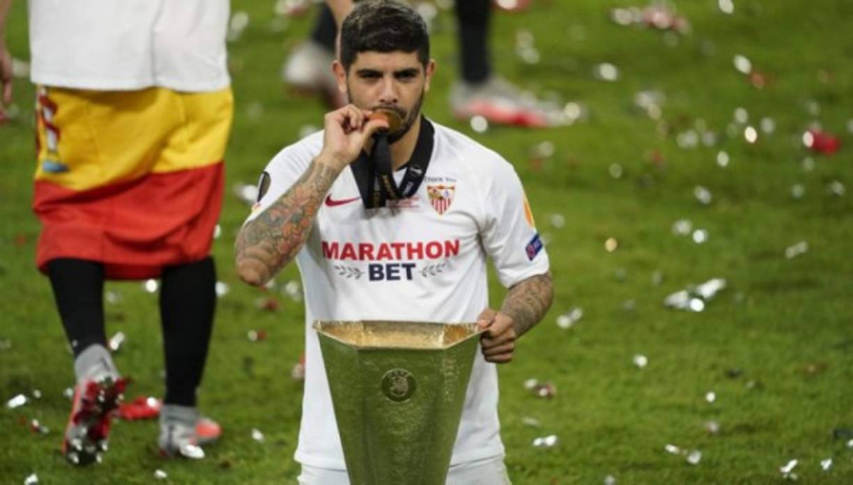 Éver Banega se ha despido del Sevilla con el título de la Europa League constado. 'Es un momento muy emotivo, pero estoy triste porque me voy del club de mi vida', explicó el mediocampista argentino que se marcha Al Shabab de Arabia Saudita tras acabar su contrato con el club sevillista.