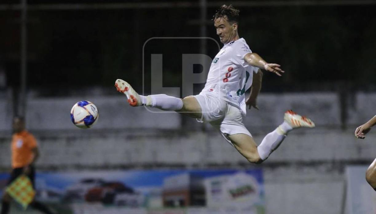 En el Platense informaron que el delantero argentino Álvaro Klusener seguirá en el equipo en la próxima campaña.