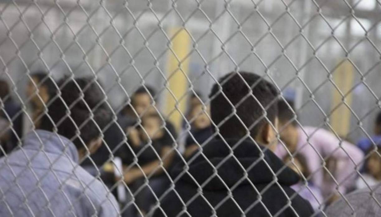 El albergue Úrsula, es llamado por los inmigrantescomo 'La Perrera', en referencia a 'las jaulas' donde están recluidos más de mil 100 niños en secciones divididas por verjas de metal. 'Las jaulas' tienen baños portátiles y la luz permanece encendida las 24 horas.