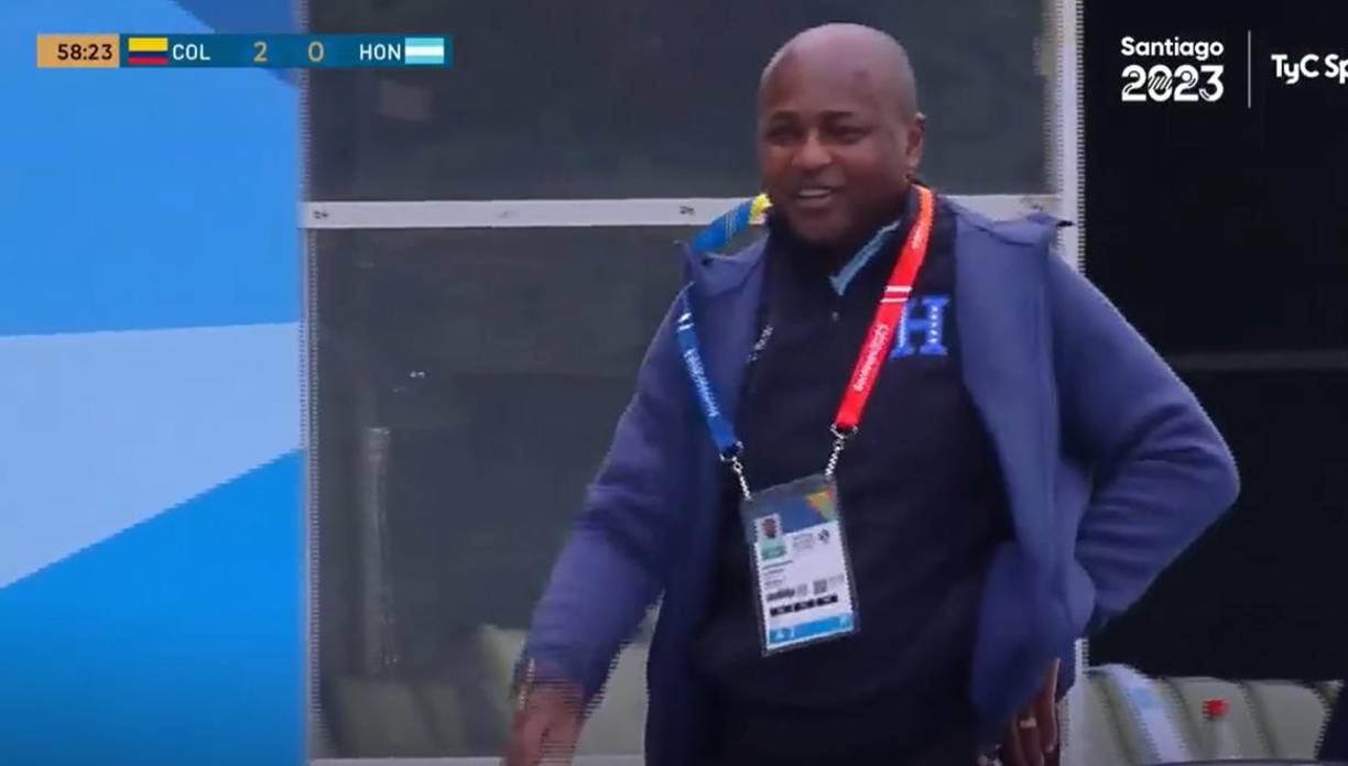 Lamentablemente a los 59 minutos el estratega Bernardo Redín de la Bicolor se fue expulsado por fuertes reclamos al árbitro central.