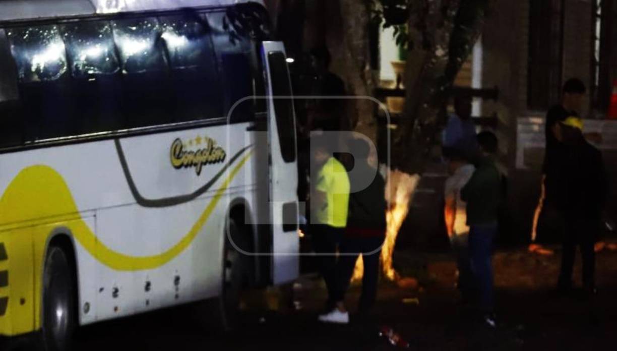 “Buenas noches, ¿todos en este bus son extranjeros, verdad?, repito, ¿todos en este bus son extranjeros? Bueno se me van a bajar todos y me van hacer una fila por nacionalidad. Las mujeres que andan chineando se quedan adentro. Va pues, a circular para abajo”, ordenó con firmeza el oficial de la Policía Nacional a los aproximadamente 50 migrantes que iban de pasajeros hacia la frontera de Agua Caliente.Entre ellos se mezclaba un periodista encubierto de la Unidad de Investigación de LA PRENSA Premium que fue testigo del episodio de extorsión practicado por los uniformados a los foráneos.