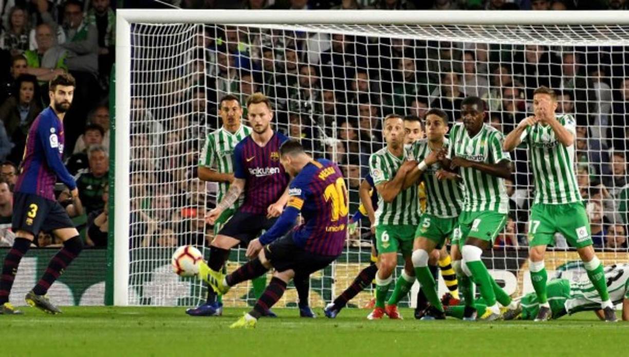 GRAF6091. SEVILLA, 17/03/2019.- El delantero argentino de FC Barcelona, Leo Messi, golpea el balón en la falta directa que ha significado el primer gol del equipo blaugrana durante el encuentro correspondiente a la jornada 28 de primera división que disputan esta noche frente al Real Betis en el estadio Benito Villamarín, en Sevilla. EFE/Raúl Caro.