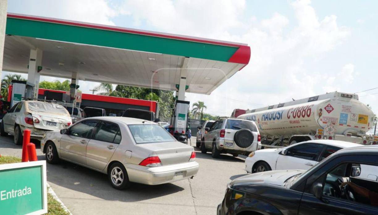 En el corazón de la ciudad, las filas son aún más profusas, dada la alta cantidad de vehículos que frecuentan la zona. 