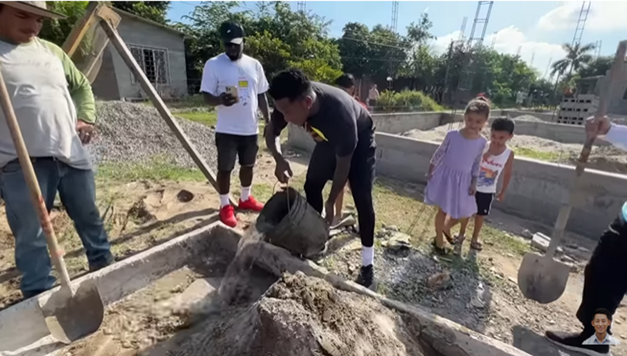 Romell Quioto, antes de viajar a Canadá para unirse al Montreal, tomó días de sus vacaciones para apoyar la obra de Shin Fujiyama.