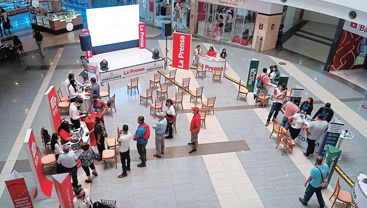 Sandra Vides, asesor hipotecaria de Bac Credomatic, indicó que atendieron más de 25 personas. Dijo que la mitad por lo menos llegó por préstamos de vivienda y después están los préstamos personales para consolidar deuda. 