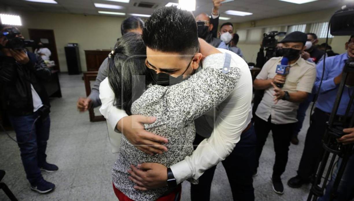 En su declaración administrativa el 18 de noviembre de 2014, María Sierra testificó que fueron tres hombres los atacantes, que quien había asesinado a su esposo era un hombre que vestía una camisa blanca con un dibujo en la parte frontal, trigueño claro, medio fornido y llevaba gorra, sin mencionar en ningún momento que tenía barba.