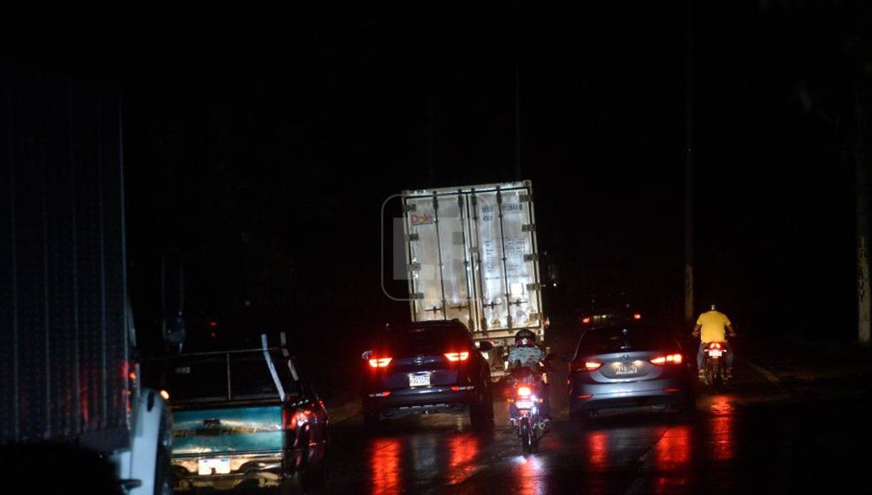 A diario, por la Capital Industrial circulan unos 600,000 carros y motos, de los cuales 347 mil están registrados en la ciudad, el resto proviene de los diferentes municipios. “Por la mañana y por la noche está colapsado el segundo anillo y el bulevar del norte”, sostuvo Brown. Los expertos han planteado que la solución definitiva es construir el libramiento vial. La ruta seleccionada como la más apropiada es la que sale por Baracoa y llega hasta la finca La Cuarenta en El Progreso y luego toma la zona de La Barca. Sin embargo, con la falta de casetas de peaje no hay una fuente de repago y tampoco interés de los gobiernos en construir esa obra.