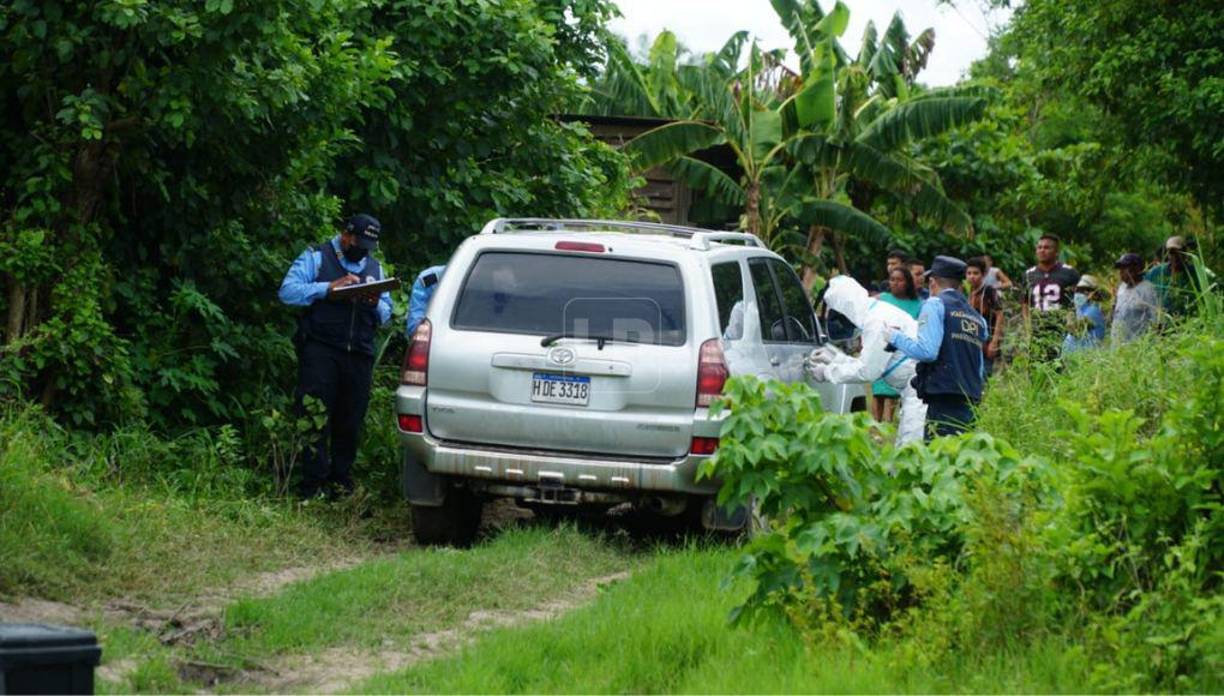La camioneta estaba cerrada con llave, lo que retrasó el proceso de levantamiento cadavérico. 