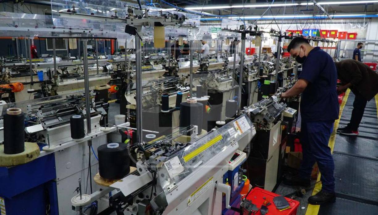  La planta de Superior Glove en Honduras crea cerca de 210,000 pares de guantes mensuales, de los cuales el 70% llega a Estados Unidos y el 30% a Canadá. “Entre nuestros mayores clientes está la NASA, Fastenal y BMW, tenemos mucho guante para la industria automotriz, tanto para la parte mecánica como el área de pintura, también tenemos empresas dedicadas a la soldadura que usan nuestros guantes”, comentó Bueno.