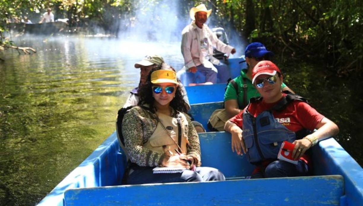 Los periodistas Karina López, Ana Reyes de LA PRENSA, Fredy Pineda y Lidia Manzanares son guiados por Ovidio Centeno con quien recorrerieron los manglares de La Mosquitia. Fotos: Jordan Perdomo.