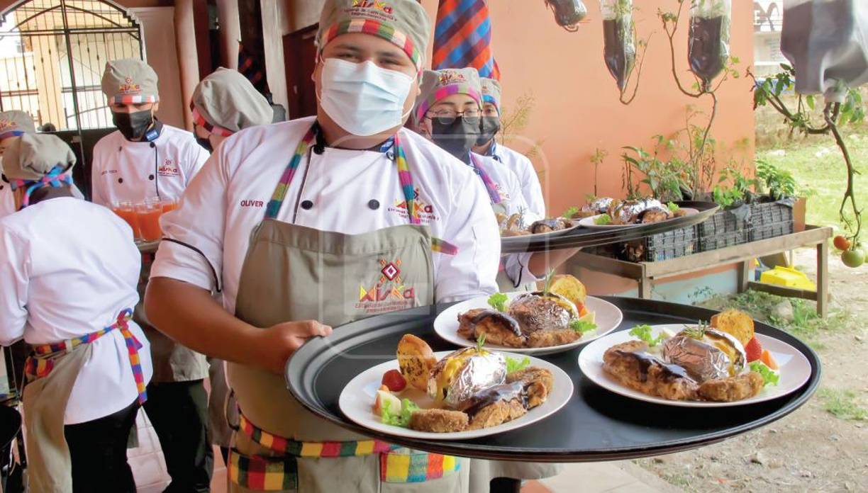 Así surge. El 19 de noviembre de 2021, en un evento organizado por el Fondo Internacional de Desarrollo Agrícola (Fida) como entidad de financiación del proyecto, ICCO Cooperación y la Comisión Social de Acción Menonita (Casm) en Intibucá como socios ejecutores en Honduras, se lanzó la escuela Miska, que beneficiará en tres años a un total de 560 jóvenes hondureños, brindándoles formación técnica en gastronomía con un enfoque en alimentación saludable, además de revalorizar las áreas rurales, creación de empleo y emprendimientos.La primera promoción, integrada por 39 alumnos, comenzó clases en enero y el próximo 19 de agosto culmina su proceso con la graduación. De ellos, un 40% ya tiene un empleo asegurado en los lugares donde hicieron sus prácticas.