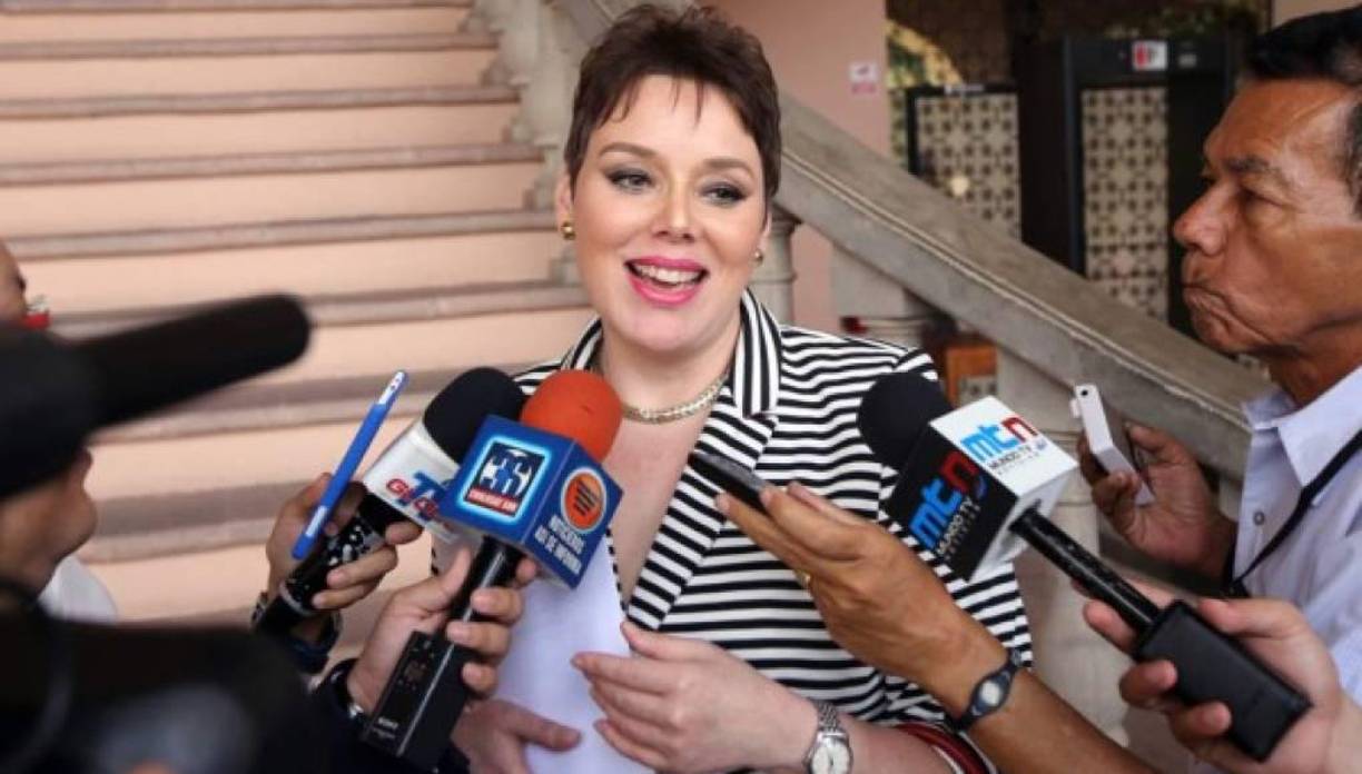 Por su parte, la diputada del Partido Libre, Beatriz Valle, consideró que las iglesias no deben involucrarse en las decisiones del Estado, lo anterior en opinión a la propuesta de legalizar el matrimonio entre personas del mismo sexo. 