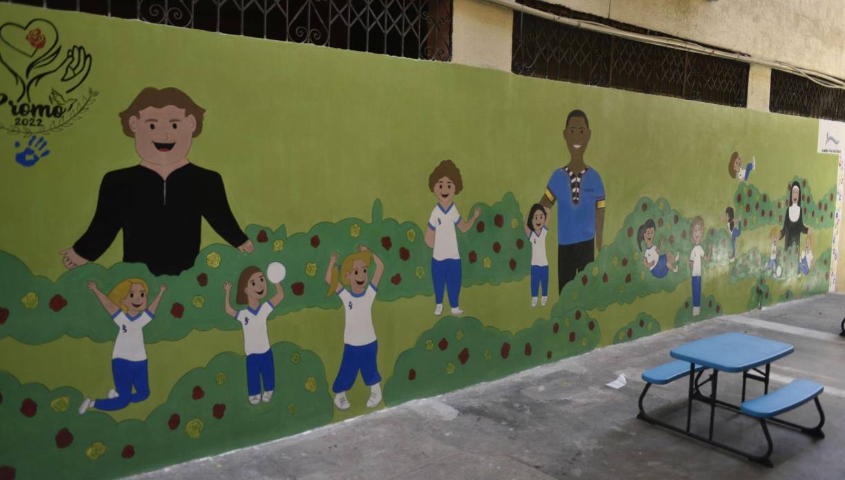 Los estudiantes también son impulsados a descubrir otros talentos, por ejemplo, este mural fue elaborado por las alumnas de último año en el 2022 en honor al profesor Elvin Castillo Martínez, quien falleció de cáncer y dejó un gran legado en la institución.