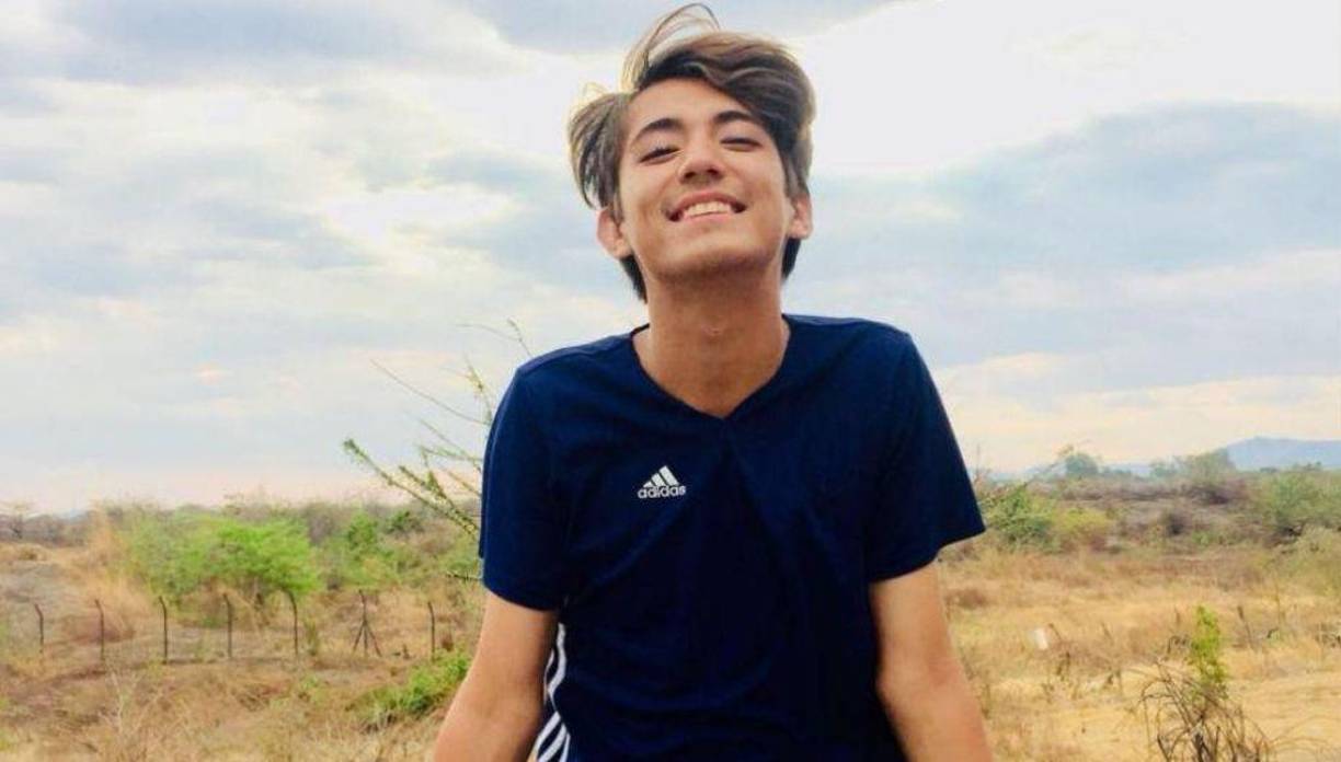 Creció junto a sus padres y hermanos. 