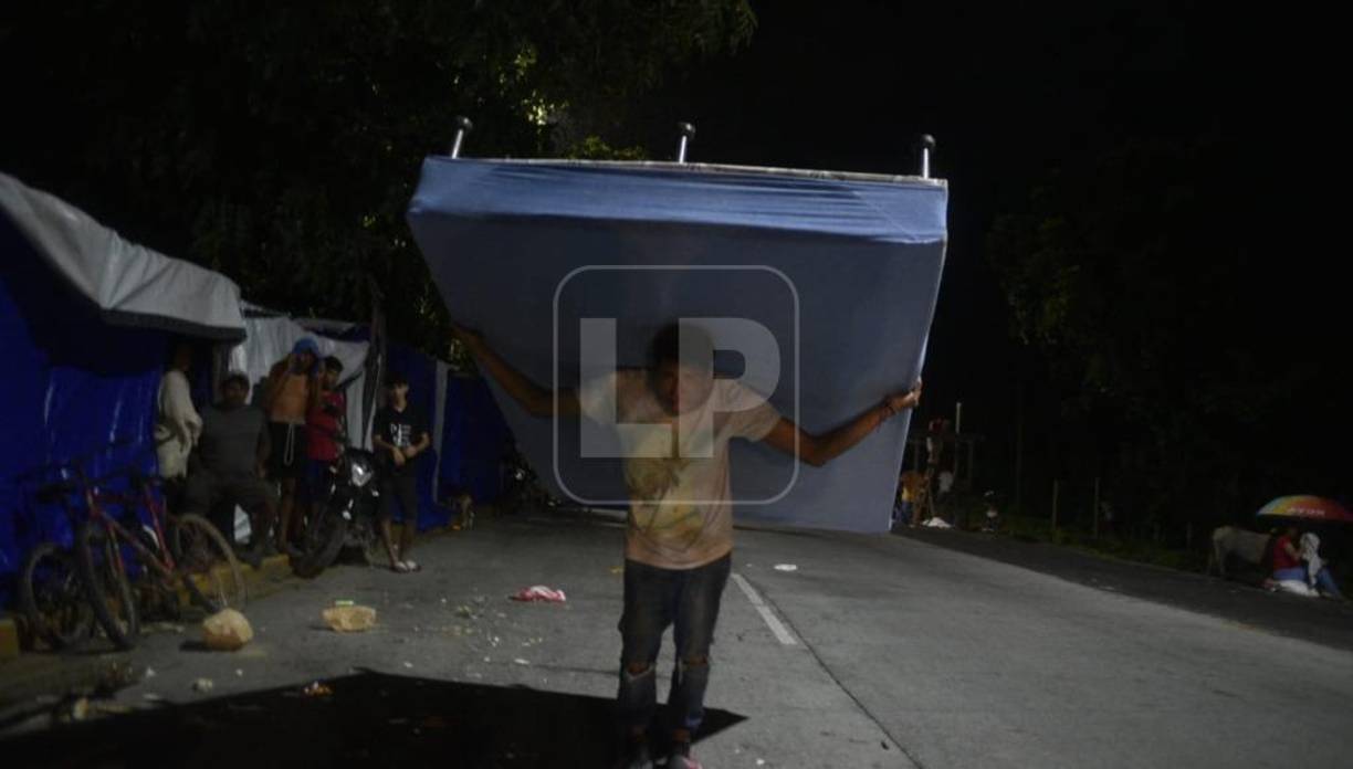 Miles en El Progreso, Yoro, ya comenzaron a evacuar. Algunos partieron hacia casas de parientes, otros a escuelas públicas, pero muchos hacia los bulevares, donde, improvisando con carpas, pasarán varias indefinidas noches.