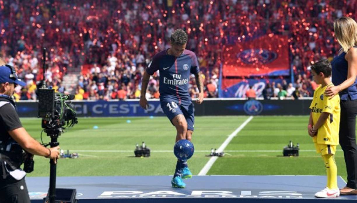 Neymar tuvo tiempo para dominar la pelota. FOTO AFP.