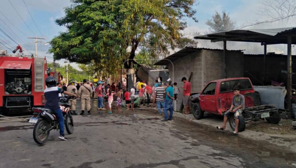 Elementos del Cuerpo de Bomberos llegaron al sector para tratar de sofocar las llamas, pero el viento les impidió que pudieran hacerlo antes de que el fuego se propagara a casas aledañas.