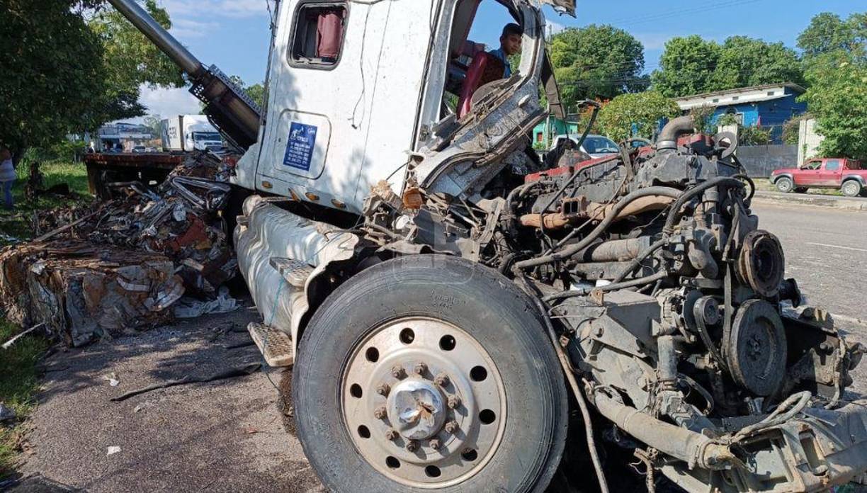 El vehículo quedó completamente destruido. 
