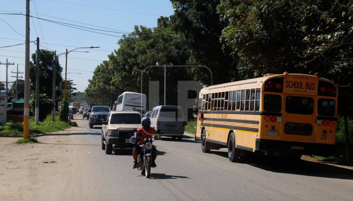 El diputado liberal por el departamento de Yoro, Leonel López, indicó a LA PRENSA que la circulación de turistas que viajan a la zona atlántica, así como los vehículos que transportan productos causa embotellamiento vial en la ciudad de El Progreso, por lo que es necesario ampliar la carretera.