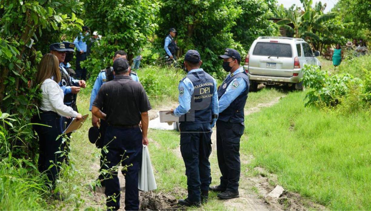 Las autoridades dijeron que la dinámica de la escena del crimen y los indicios encontrados indican que a los jóvenes los mataron en otro lugar y fueron a dejar su cuerpos en el carro en el sitio que los encontraron.