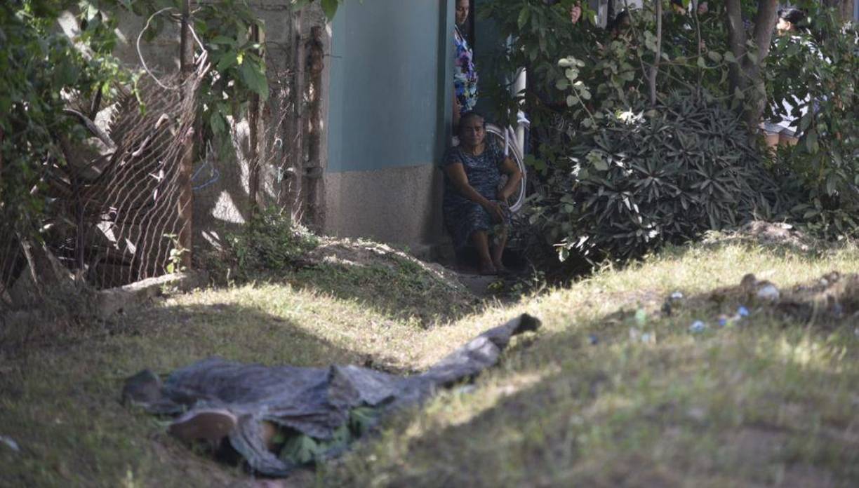 El cadáver fue cubierto con una bolsa de plástico negra mientras llegaba Medicina Forense para hacer el levantamiento. 