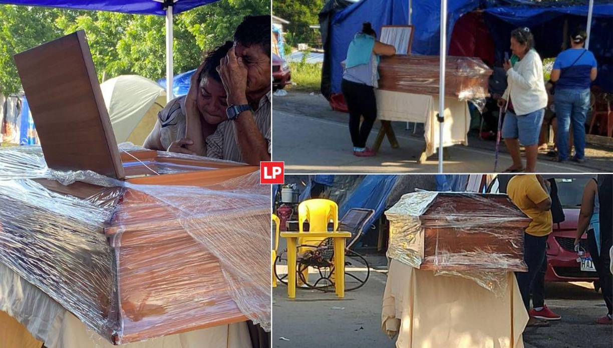 Una familia hondureña veló los restos de una mujer en el bulevar del Este, que conduce de La Lima a El Progreso, Yoro.