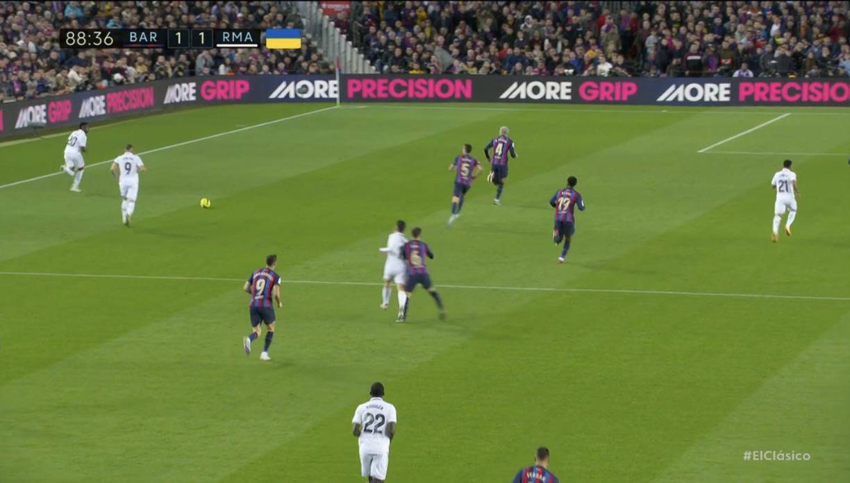 Gavi le dio un desleal empujón a Ceballos cuando no estaba en disputa el balón. La acción ha generado indignación.