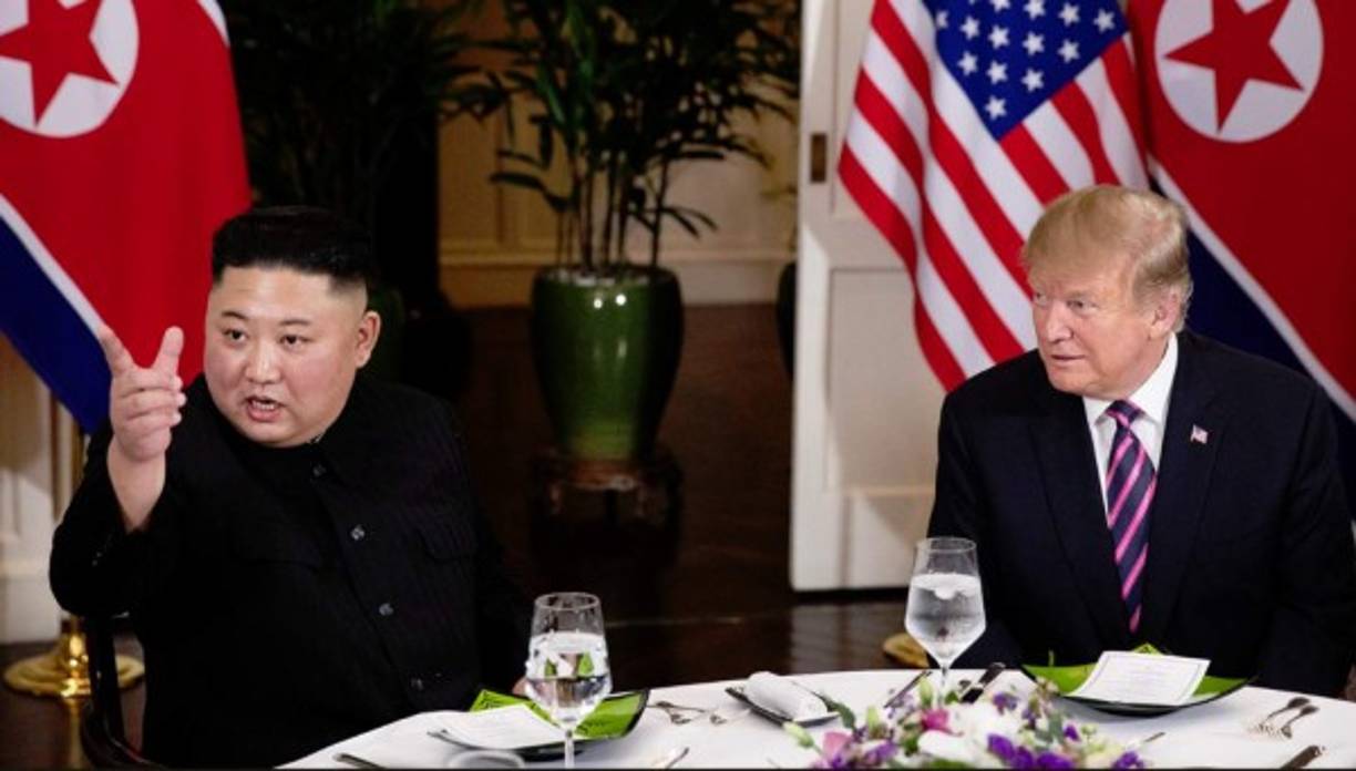 Tras una breve reunión, los líderes sostuvieron una cena de una hora y 45 minutos de duración que tuvo lugar en el mismo hotel en un ambiente aparentemente desenfadado y con un aire casi íntimo, en contraste con el nerviosismo inicial y el tono serio que caracterizó buena parte de su primera cumbre, a mediados de 2018.