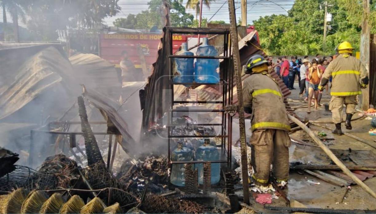 Las familias piden a autoridades ayuda para recuperar sus pertenencias perdidas. 